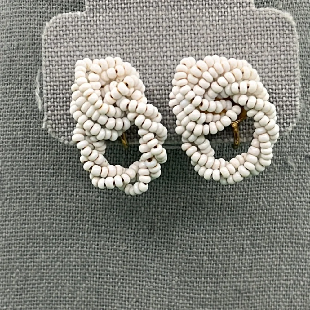 Vintage White glass seed bead screw on earrings possibly unsigned Miriam Haskell - Picture 1 of 4